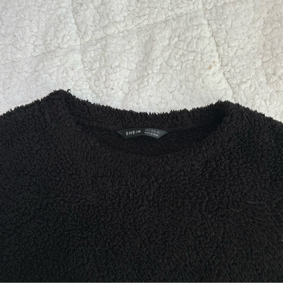 SHEIN - Black Fuzzy Cropped Sweater - Picture 4 of 9